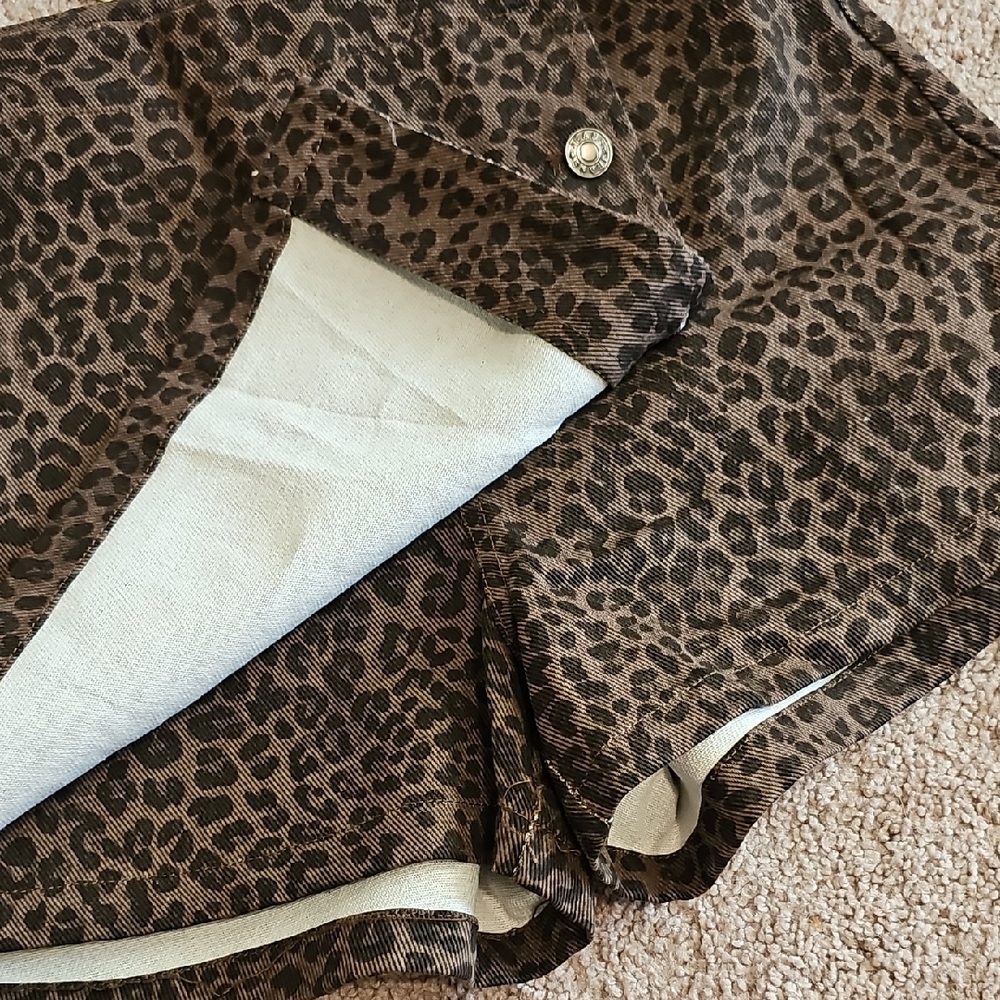 Stylish Leopard Print Women Shorts Skorts - Picture 2 of 4